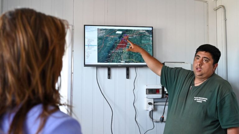 La vicegobernadora visitó a los bomberos que combaten el fuego en Guasapampa