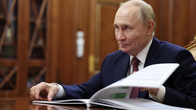 Putin tacha de «acto inamistoso» las sanciones estadounidenses contra las petroleras rusas