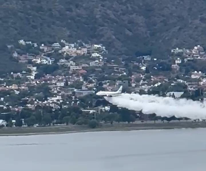 Video: El Boeing 737 hidrante sorprendió a los vecinos al realizar maniobras sobre Carlos Paz