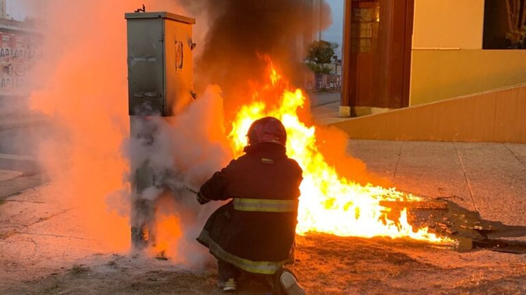 Sofocaron un pequeño incendio frente al Hospital de Urgencias