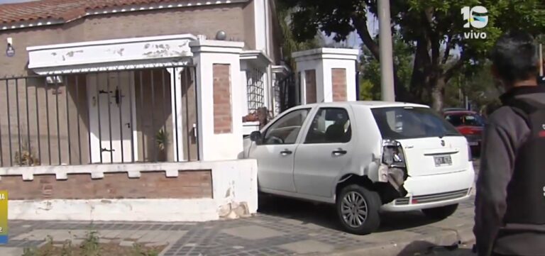 Córdoba: colectivo chocó contra un auto, que terminó dañando una vivienda