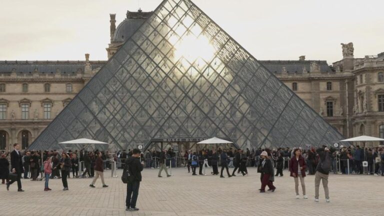Imputan y encarcelan provisionalmente a dos sospechosos por el robo del Louvre en París