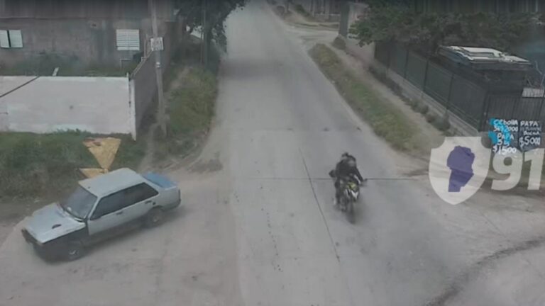 Detuvieron a dos hombres que robaron una motocicleta y huyeron de la Policía