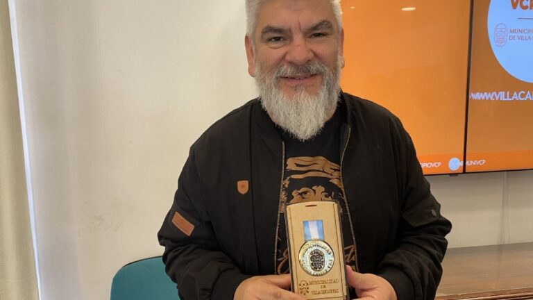 Diego Gareca recibió el premio Jorge Furt por su compomiso con la cultura