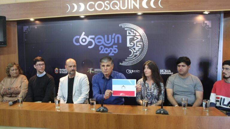 Cosquín presentó su nueva bandera, creada por estudiantes de Bellas Artes
