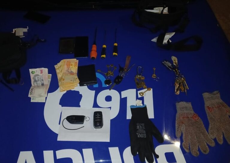 Tres detenidos con inhibidores de alarmas a la salida del partido de Instituto