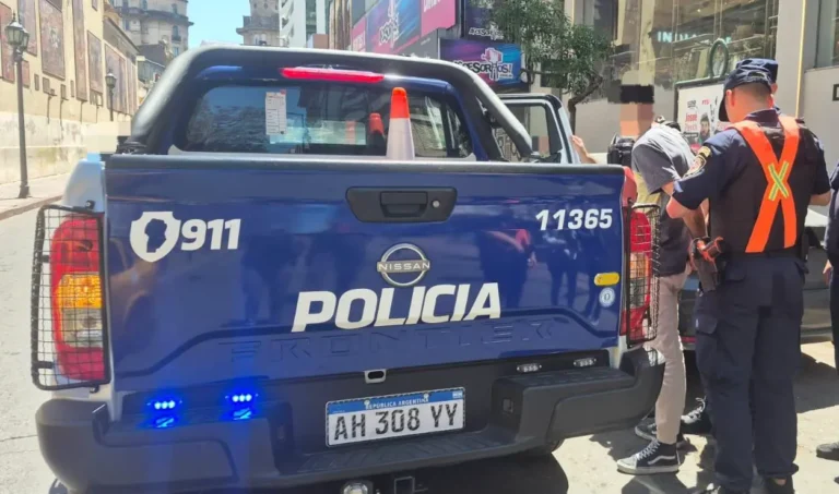 Detienen a un hombre mientras daba una nota en vivo: tenía dos pedidos de captura