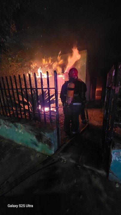 Bomberos evitaron una tragedia al contener un incendio en el barrio Estación Flores