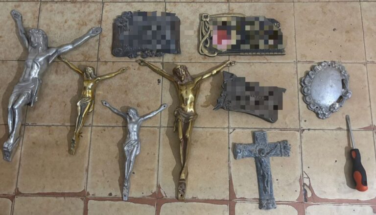 Sustrajeron placas y crucifijos de un cementerio: dos detenidos en Río Cuarto