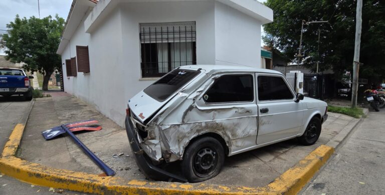 Buscan a un camión que chocó y destrozó un auto estacionado en Carlos Paz