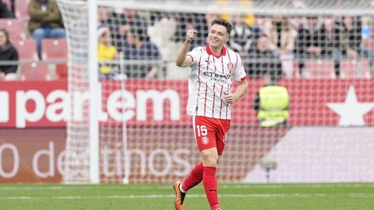 El Girona supera al Alavés en Motilivi y sale del pozo