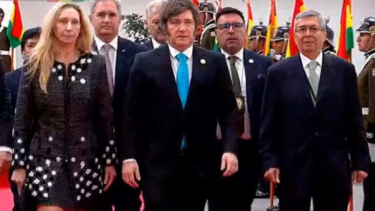 Javier Milei asiste a la asunción de su par boliviano, Rodrigo Paz Pereira