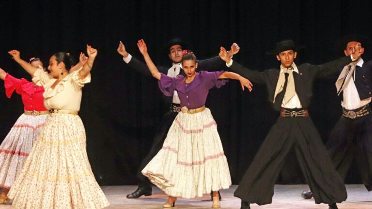 El Teatro del Lago vibró con la muestra anual del Departamento de Arte en Movimiento