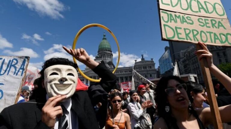 Universitarios comienzan un paro de 72 horas en todo el país