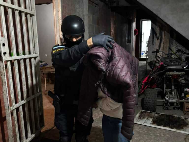 Detuvieron a tres mujeres y a un menor que vendían cocaína en un barrio de Córdoba