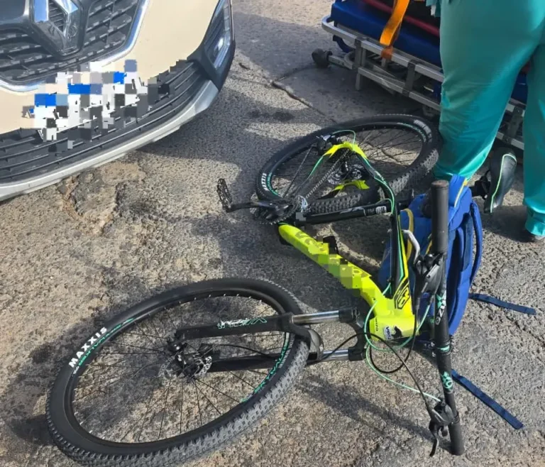 Choque entre un auto y una bicicleta: un hombre fue trasladado al Hospital Municipal