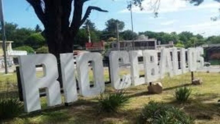 Tragedia en Río Ceballos: motociclista muere tras impactar contra un auto