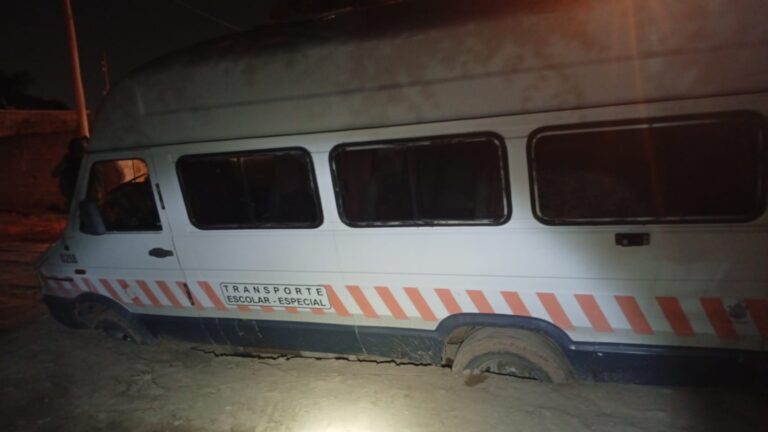 Córdoba: Un policía herido y dos transportes escolares dañados por un socavón en la calzada