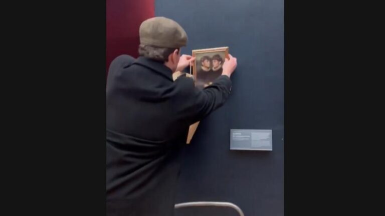 Dos ‘tiktokers’ belgas burlan la seguridad del Louvre y cuelgan un cuadro con su foto en la sala de La Gioconda