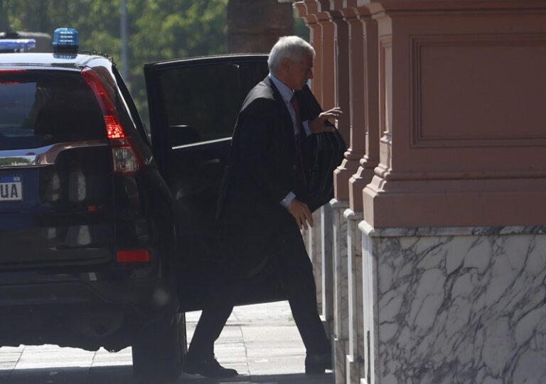 El Gobierno busca impedir el cobro de impuestos provinciales en oficinas nacionales y lleva la pelea con Kicillof a la Corte