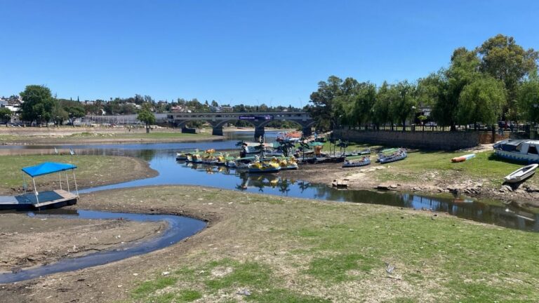 El lago San Roque sigue en baja y piden extremar el uso del agua