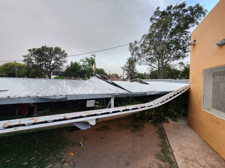 Tormenta en Córdoba: se derrumbó el techo de un polideportivo y hay dos niñas heridas