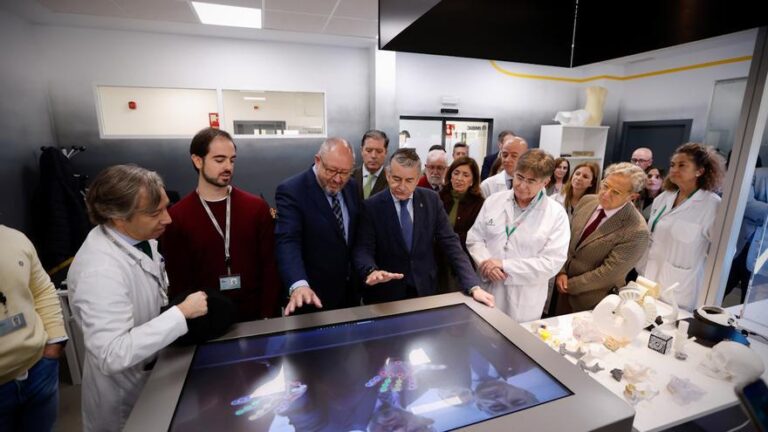 Antonio Sanz visita el Imibic de Córdoba