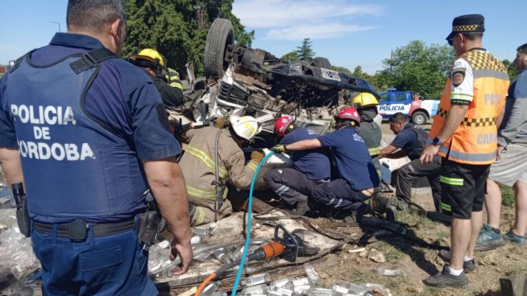 Tremendo vuelco en la autopista Córdoba- Carlos Paz: dos heridos