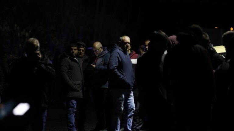 Dolor y rabia en la mina del accidente mortal en Asturias: Mi primo creo que está dentro!