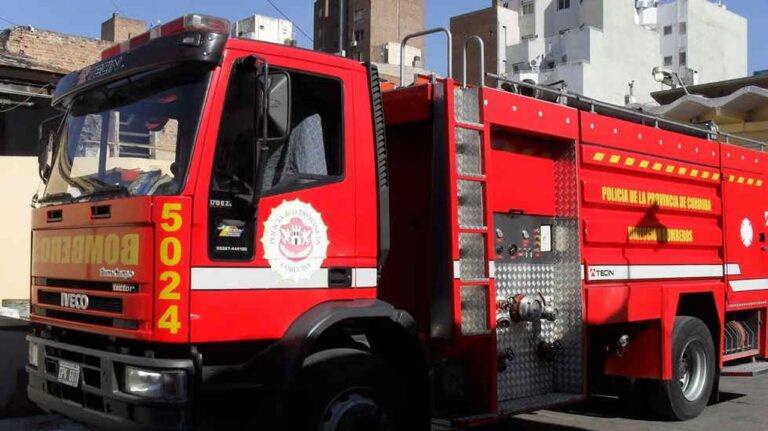 Córdoba: tras sofocar un incendio, bomberos encuentran a una mujer sin vida