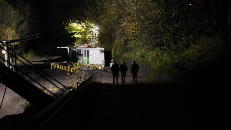 El rescate de dos mineros tras el derrumbe de una mina en Asturias, en imágenes