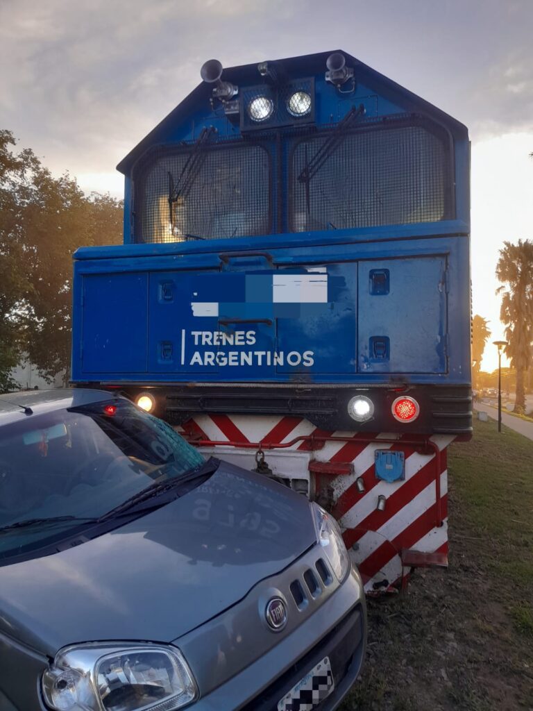 Un tren de cargas embistió un auto en Malvinas Argentinas: Tres heridos