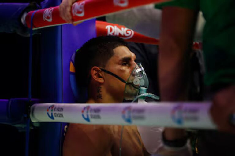 La imagen que generó preocupación: el Puma Martínez recibió oxígeno tras la pelea en Arabia Saudita