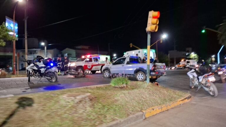 Fuerte choque entre una moto y una camioneta en la Avenida Uruguay