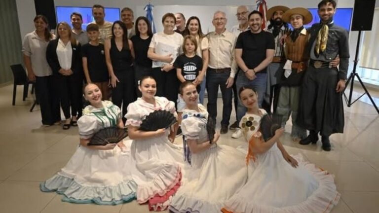 La Legislatura distingue a Gladys Caporale por su aporte al folklore