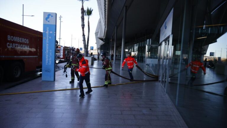 Una testigo del incendio del hospital de Cartagena: «Al darme la vuelta, la ventana estaba llena de fuego, daba mucho miedo»