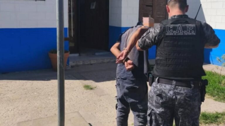 Una mujer dormía, entró un hombre y la tapó con una almohada para pedirle dinero