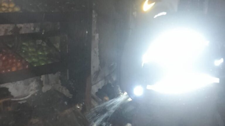 Bomberos sofocaron un incendio en una despensa en Córdoba