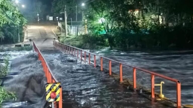 Una creciente de madrugada superó el puente central en Cuesta Blanca