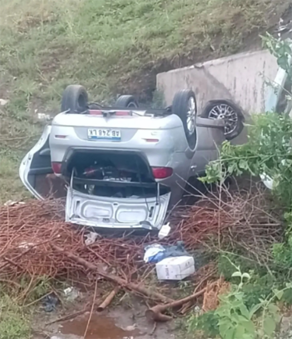 Un auto despistó y volcó en la colectora de la autopista Córdoba-Carlos Paz