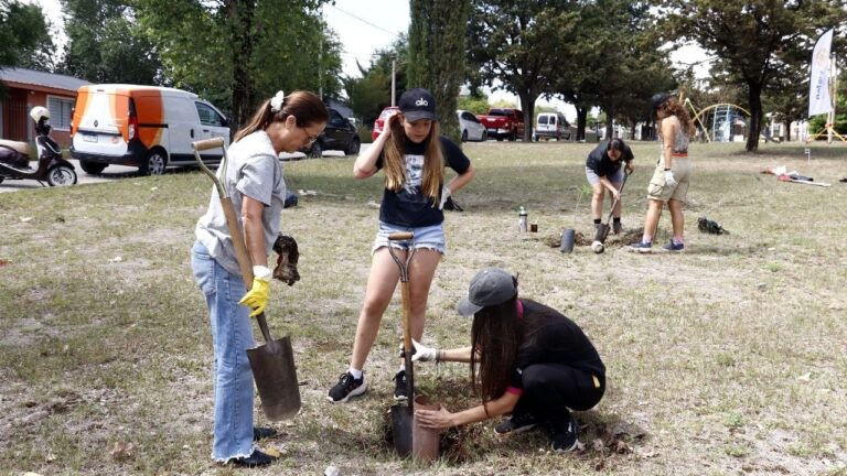 Carlos Paz plantó 30 árboles nativos en la Plaza Argentina