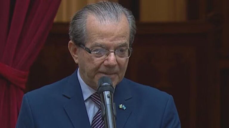Qué buena que está!»: el presidente provisional de Diputados y un micrófono abierto