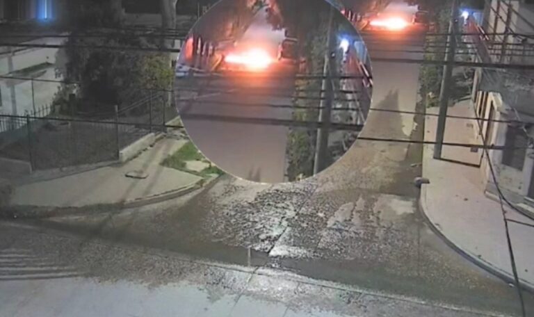 Video: incendiaron un auto en Villa El Libertador y huyeron
