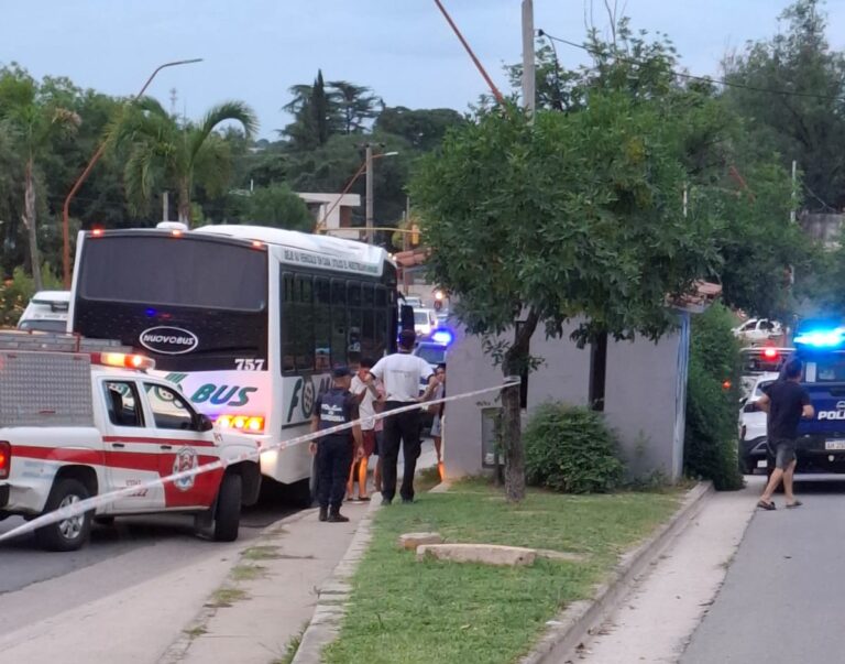 Carlos Paz: una joven murió en un choque entre una moto y un colectivo en avenida Cárcano