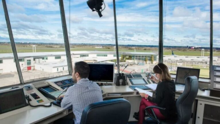 Controladores aéreos preparan medidas de fuerza que pueden afectar los vuelos en las fiestas