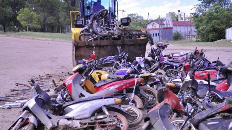 Masiva destrucción de motocicletas en Embalse