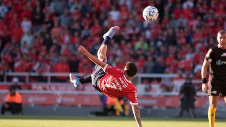 Video: el golazo de chilena de Santiago Montiel para ganar el premio Puskás