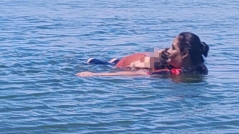 Video: El momento en el que una policía salva la vida de una mujer