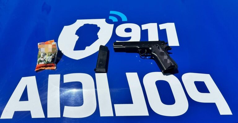 Andaba por el río con una réplica de arma y lo detuvieron