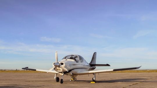 FAdeA presenta el IA-100B en Córdoba: la nueva aeronave de entrenamiento biplaza